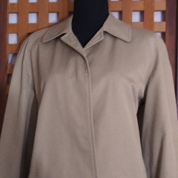 Burberry Raincoat Very Tailored with Hidden Button Sleek and Corporate Finish - Picture 1 of 6
